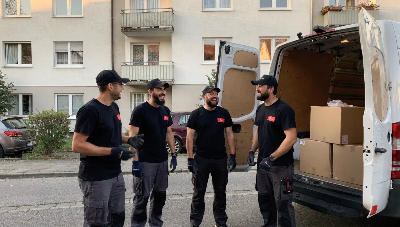 Das Team vor dem offenen Transporter.